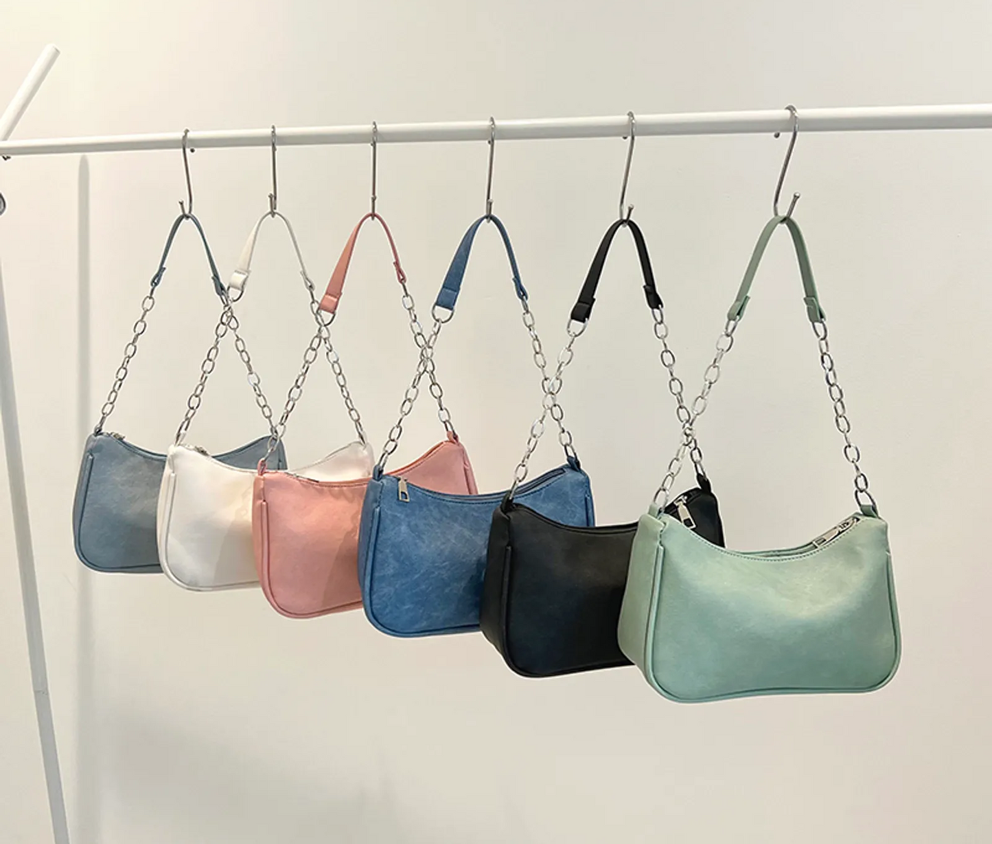 BORSA A SPALLA CON CATENA